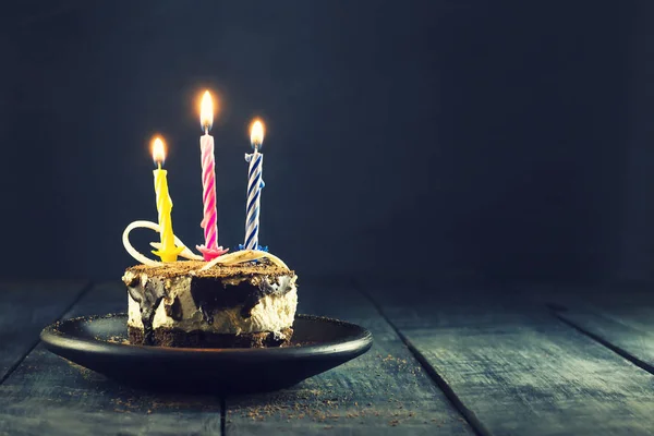 Bolo de chocolate com uma vela e presentes.Feliz aniversário, cartão. Feriados cartão de saudação . — Fotografia de Stock