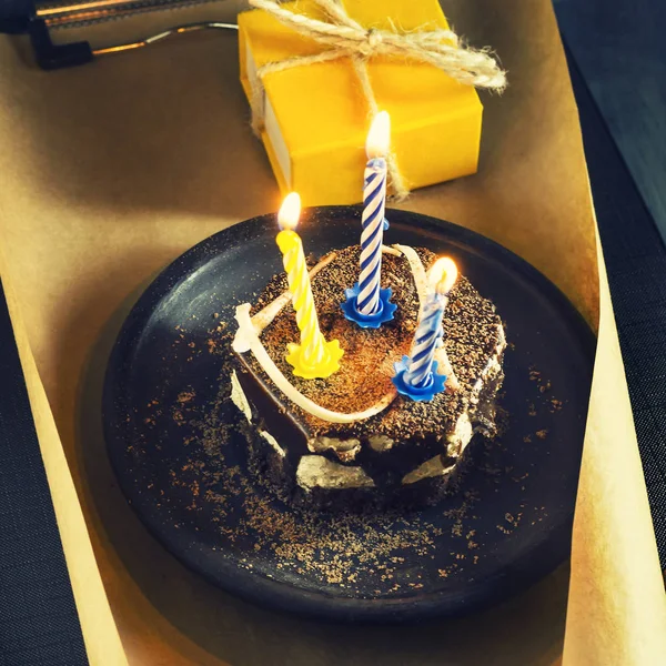 Pastel de chocolate con una vela y regalos.Feliz cumpleaños, tarjeta. Tarjeta de felicitación de vacaciones . —  Fotos de Stock