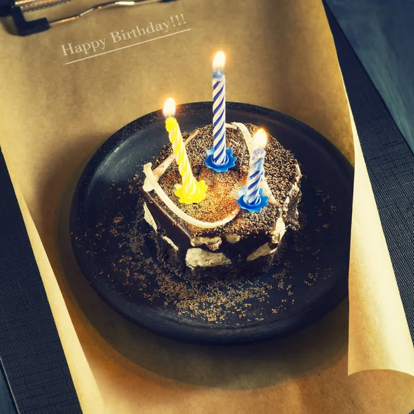 Bolo de chocolate com uma vela e presentes.Feliz aniversário, cartão. Feriados cartão de saudação . — Fotografia de Stock