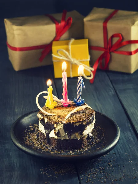 Bolo de chocolate com uma vela e presentes.Feliz aniversário, cartão. Feriados cartão de saudação . — Fotografia de Stock