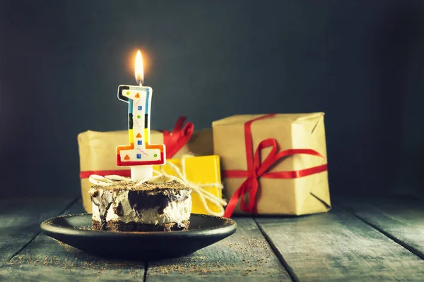 Pastel de chocolate con una vela y regalos.Feliz cumpleaños, tarjeta. Tarjeta de felicitación de vacaciones . —  Fotos de Stock