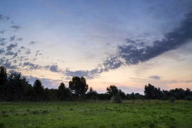 Bir alanı ile muhteşem bulutlar güzel gündoğumu. Çadır. Seyahatler.