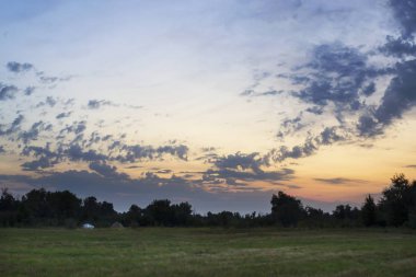 Bir alanı ile muhteşem bulutlar güzel gündoğumu. Çadır. Seyahatler.
