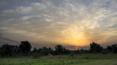 Bir alanı ile muhteşem bulutlar güzel gündoğumu. Çadır. Seyahatler.