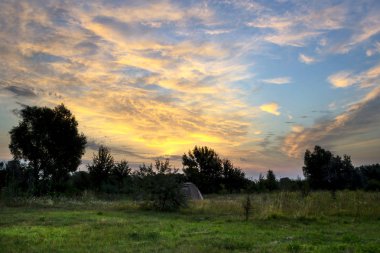 Bir alanı ile muhteşem bulutlar güzel gündoğumu. Çadır. Seyahatler.