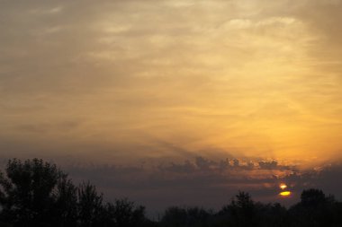 Sunrise şaşırtıcı bulutlara güzel gökyüzü.