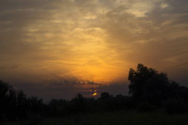 Sunrise şaşırtıcı bulutlara güzel gökyüzü.