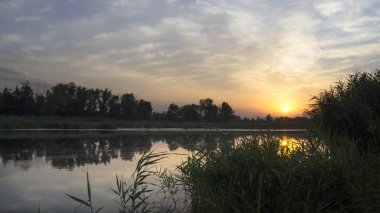 Güzel renkli gündoğumu Nehri. Rekreasyon. Seyahat eder. Turizm.