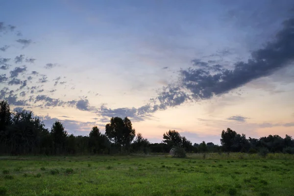 Bir alanı ile muhteşem bulutlar güzel gündoğumu. Çadır. Seyahatler.