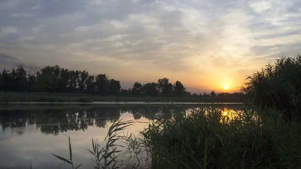Güzel renkli gündoğumu Nehri. Rekreasyon. Seyahat eder. Turizm.