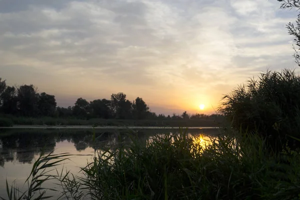 Güzel renkli gündoğumu Nehri. Rekreasyon. Seyahat eder. Turizm.