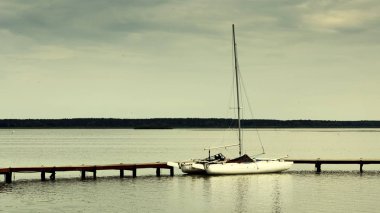 Yelkenli Nehri üzerinde rıhtımın. Seyahat. Turizm.