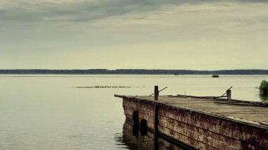 Nehri üzerinde tekne için eski iskele. Seyahat. Turizm.