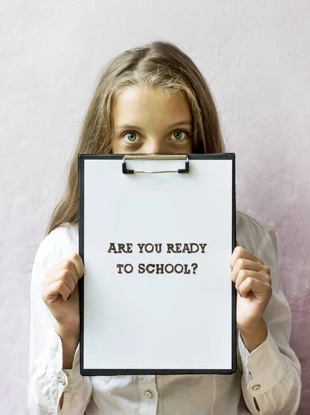 Jolie écolière blonde avec texte Vous êtes prêt pour l'école. Éducation . — Photo