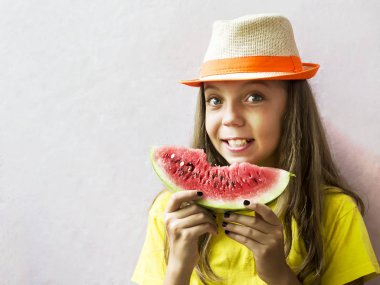 Bir karpuz ile hasır şapkalı şirin kız.