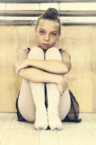 Giovane ballerina in sala prove. Balletto. Ballando. . — Foto Stock