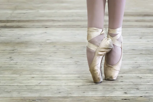 Pernas de uma bailarina em sapatos pontiagudos. Espaço de cópia . — Fotografia de Stock