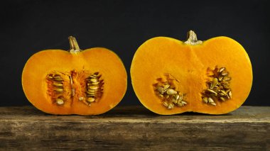 Bir ahşap tahta üzerinde bir bütün ve kesme olgun balkabağı. Sebze. Hasat.