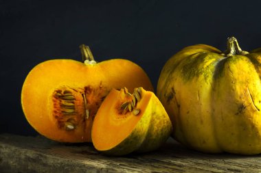 Olgun kabak bir ahşap tahta üzerine dilimlenmiş. Sebze. Hasat.