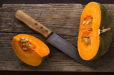 Olgun kabak tohumu ve bir tahta kaşık ile beyaz bir tabak içinde dilimlenmiş. Hasat. Sonbahar.