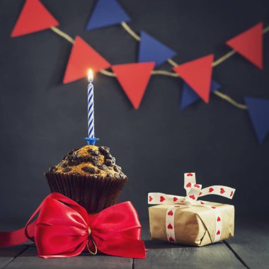 Karanlık bir arka plan üzerine de mum ile doğum günü kek. Mutlu mutlu doğum günü. Kartpostal. Tebrikler.