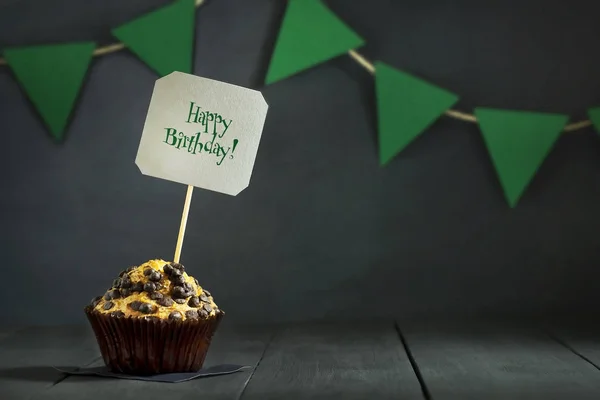 Bolo de aniversário em um fundo escuro. Feliz Aniversário. Cartão postal. Parabéns. . — Fotografia de Stock