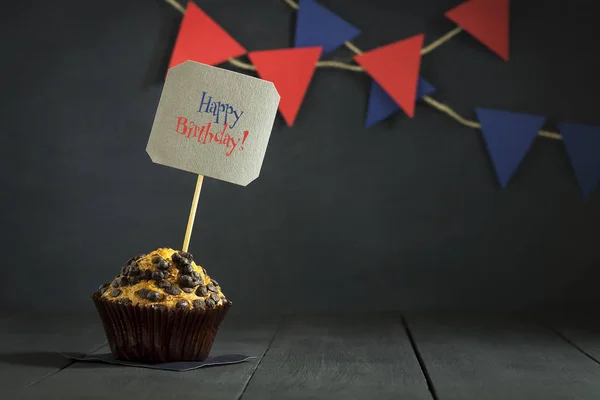 Birthday cupcake sötét háttér előtt. boldog születésnapot. Képeslap. Gratulálok. — Stock Fotó