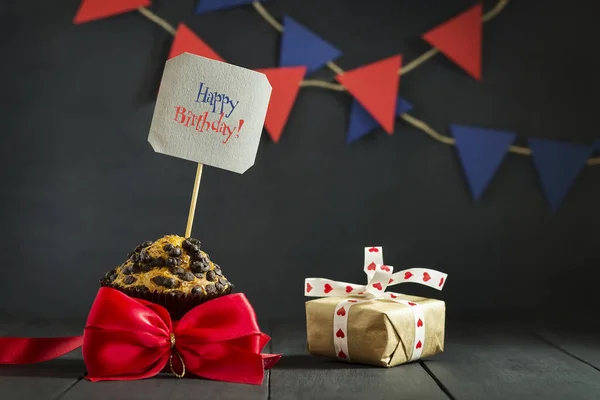 Bolo de aniversário em um fundo escuro. Feliz Aniversário. Cartão postal. Parabéns. . — Fotografia de Stock