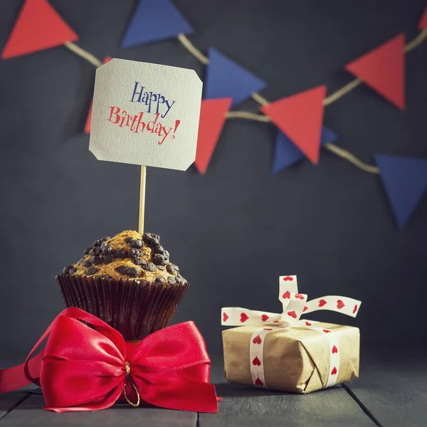 Birthday cupcake on a dark background. Happy Birthday. Postcard. Congratulations. — Stock Photo, Image