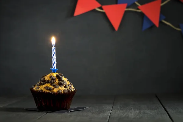 生日蛋糕在黑暗的背景。生日快乐。明信片.祝贺. — 图库照片