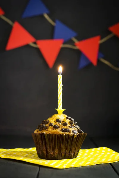 Bolo de aniversário em um fundo escuro. Feliz Aniversário. Cartão postal. Parabéns. . — Fotografia de Stock