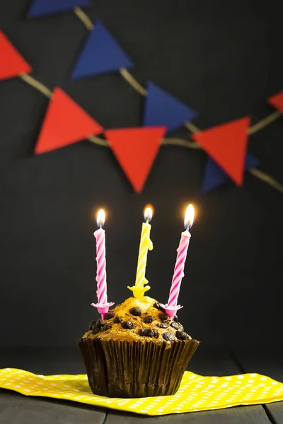 Bolo de aniversário em um fundo escuro. Feliz Aniversário. Cartão postal. Parabéns. . — Fotografia de Stock