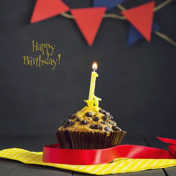 Karanlık bir arka plan üzerinde doğum günü kek. Doğum günün kutlu olsun. Kartpostal. Tebrikler. — Stok fotoğraf