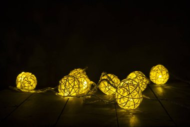 Karanlık bir arka plan üzerinde parlayan yeni yıl çelenk. Uzay kopyalayın. Noel, yeni yıl arka plan.