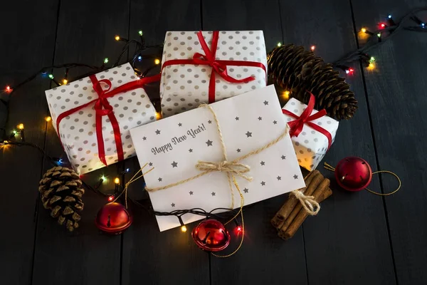 Una composición con regalos de Año Nuevo y un sobre con la inscripción Happy New Year Greeting card. Año Nuevo . —  Fotos de Stock
