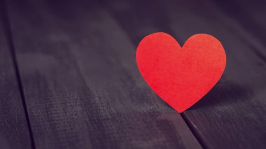 Koyu ahşap arka plan üzerinde kırmızı kağıt kalp. St Sevgililer günü. Kopya alanı