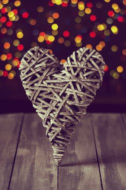 Ahşap kalp karanlık bir tablo. Sevgililer günü. Kopya alanı