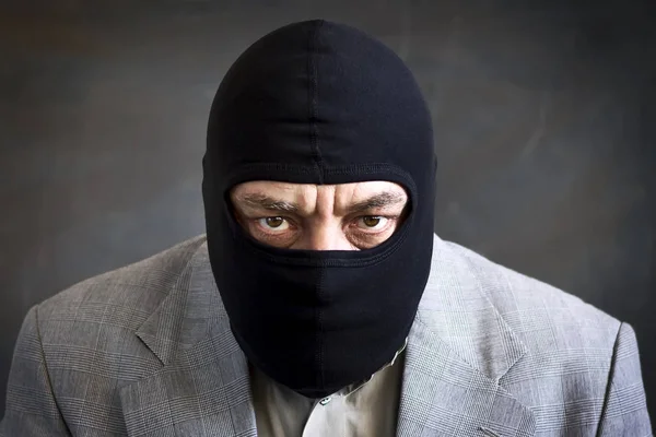 gepumpte Gangster in schwarzer Maske im freien bei Nacht — Stockfoto
