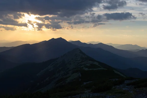 Prachtige zonsondergang in de bergen. Reizen, toerisme, — Stockfoto