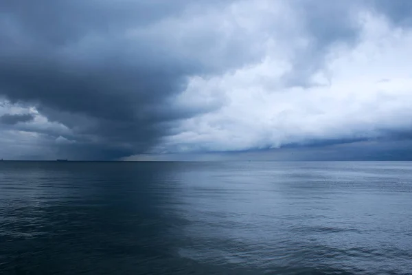 Nuages de tempête dramatiques au-dessus de la mer. Mer Baltique. Paysage marin devant une tempête . — Photo