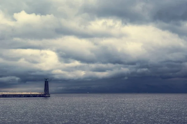 Nuvens de tempestade dramáticas sobre o mar. Mar Báltico. A paisagem marinha na frente de uma tempestade . — Fotografia de Stock