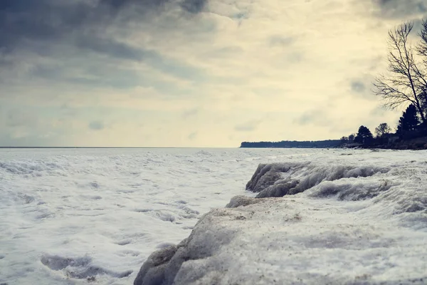 La mer gelée est de beaux nuages au coucher du soleil. Danemark. Mer Baltique. Des phénomènes naturels. Paysage marin . — Photo