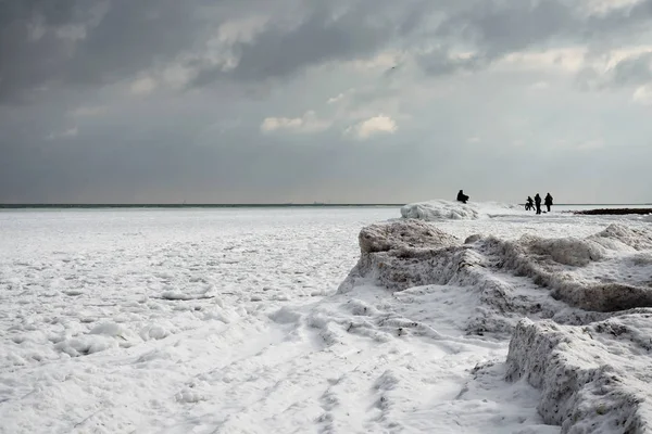 The frozen sea is beautiful clouds at sunset. Denmark. Baltic Sea. Natural phenomena. Seascape. — Stock Photo, Image