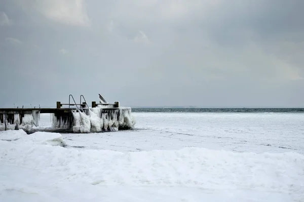 Píer congelado no mar. Dinamarca. Mar Báltico. Fenómenos naturais . — Fotografia de Stock