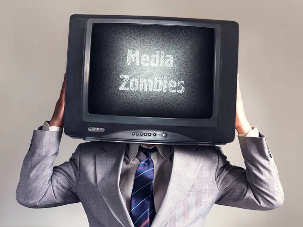 Mann mit Fernseher statt Kopf. Medienzombie-Inschrift. Soziale Netzwerke. — Stockfoto