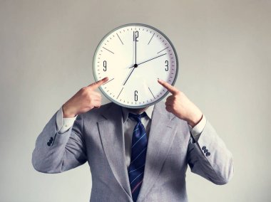 Bir saat yerine bir kafa ile iş adamı. Kavram iş ve verimlilik. Zaman ve zamanlama. Para ve zaman.