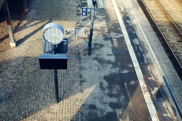 Relógio na estação ferroviária. Vista de cima . — Fotografia de Stock