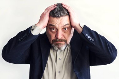 Sakallı adam başını iki elinizle tutar. Sorunları. Zaman eksikliği. İş gitmek değil.