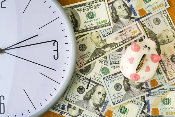 Zegar, dolarów i Skarbonka. Koncepcja czas to pieniądz. Widok z góry. Biznes, finanse. — Zdjęcie stockowe
