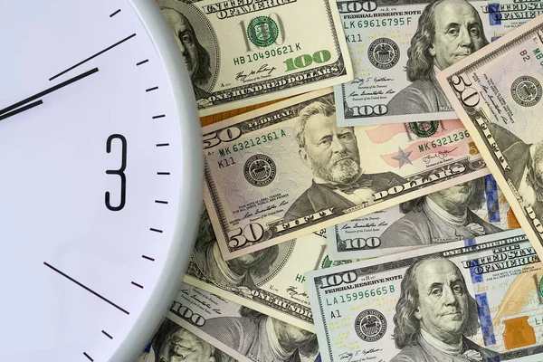 Reloj y dólares. El tiempo conceptual es dinero. Vista superior. Negocios, finanzas . —  Fotos de Stock